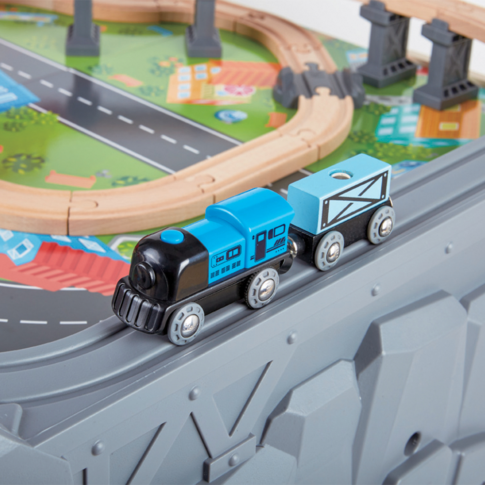Set di treni e tavolo ferroviario 