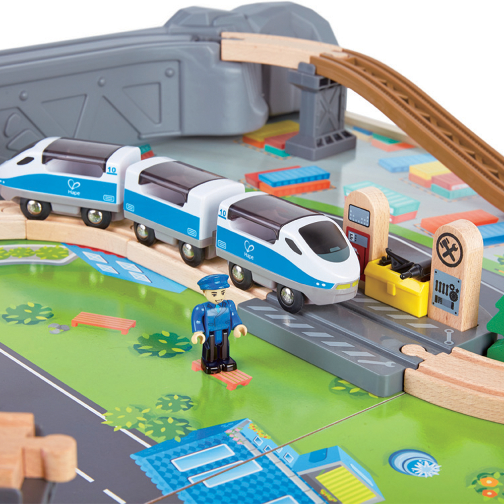 Set di treni e tavolo ferroviario 