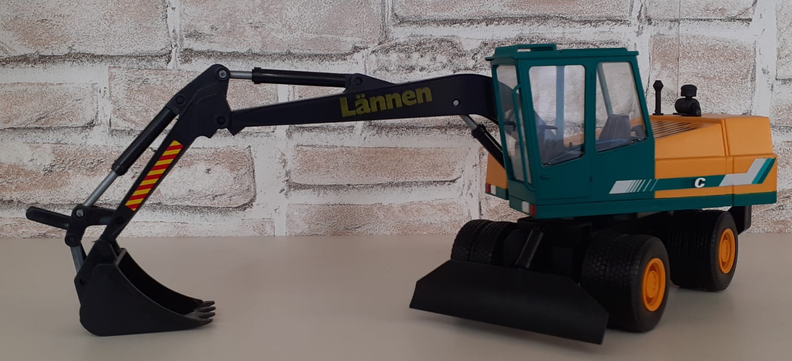 Camion Man TG-A Low Loader with Excavator Lannen