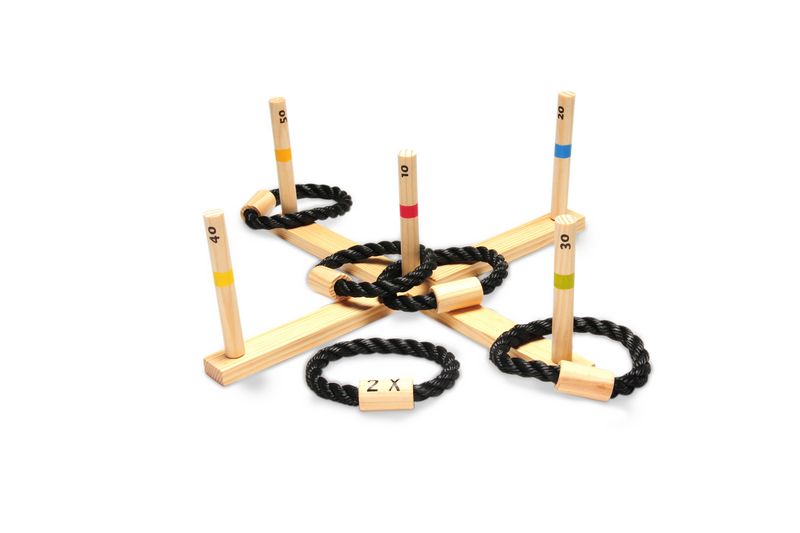 lancio degli anelli in legno e corda