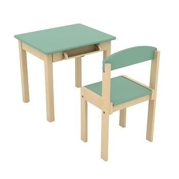 Tavolo in legno per bambini con rotolo di carta e sedia
