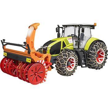 Trattore Claas Axion 950 con catene da neve e spazzaneve